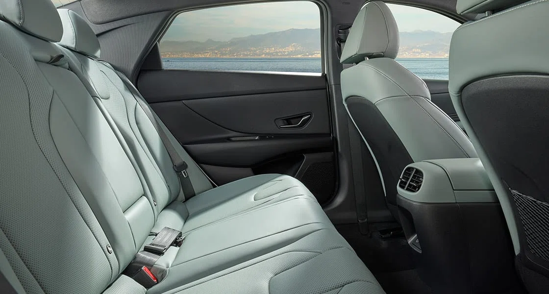 Hyundai Elantra — 4